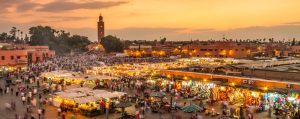 Place Jemaa el-Fnaa, he main square in the heart of the old Medina lit up at night.