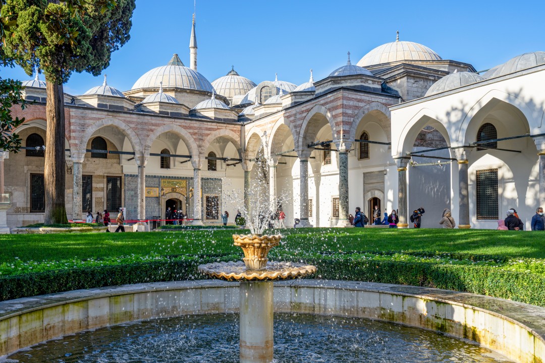 Topkapi Palace Courtyard Courtyard fountain and arched colonnades at Topkapi Palace, Istanbul